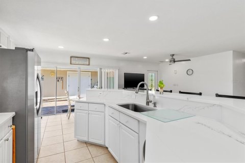 House in Port Charlotte, Florida 3 bedrooms, 132.01 sq.m. № 2216267 - photo 8