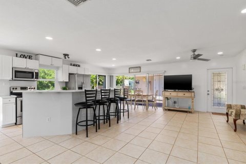 House in Port Charlotte, Florida 3 bedrooms, 132.01 sq.m. № 2216267 - photo 5