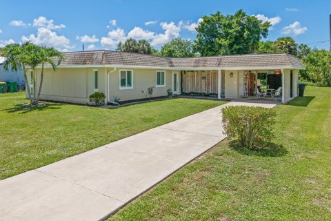House in Port Charlotte, Florida 3 bedrooms, 132.01 sq.m. № 2216267