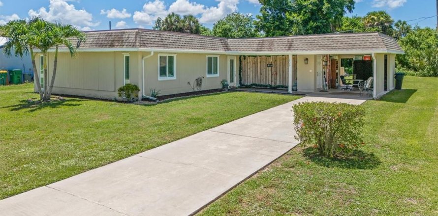 House in Port Charlotte, Florida 3 bedrooms, 132.01 sq.m. № 2216267