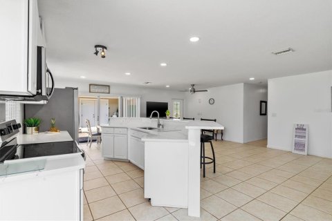 House in Port Charlotte, Florida 3 bedrooms, 132.01 sq.m. № 2216267 - photo 7