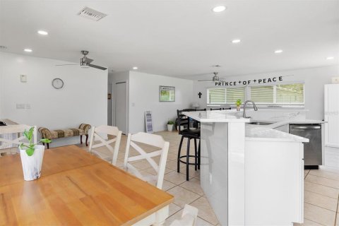 House in Port Charlotte, Florida 3 bedrooms, 132.01 sq.m. № 2216267 - photo 12