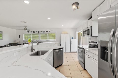 House in Port Charlotte, Florida 3 bedrooms, 132.01 sq.m. № 2216267 - photo 10