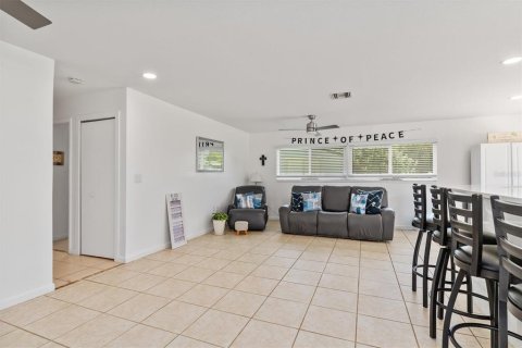 House in Port Charlotte, Florida 3 bedrooms, 132.01 sq.m. № 2216267 - photo 3