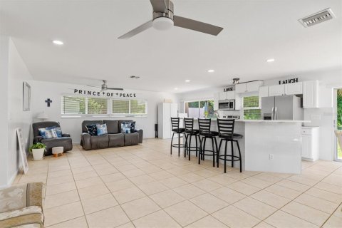 House in Port Charlotte, Florida 3 bedrooms, 132.01 sq.m. № 2216267 - photo 2