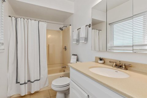 House in Port Charlotte, Florida 3 bedrooms, 132.01 sq.m. № 2216267 - photo 17
