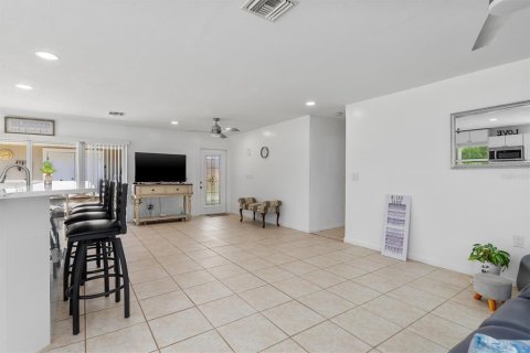 House in Port Charlotte, Florida 3 bedrooms, 132.01 sq.m. № 2216267 - photo 6