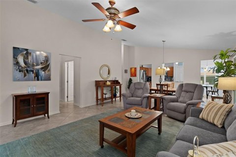 House in The Villages, Florida 3 bedrooms, 138.24 sq.m. № 2403657 - photo 6