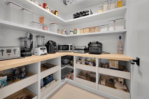 Купить виллу или дом в Саут-Майами, Флорида 4 спальни, 265.61м2, № 2049709 - фото 15