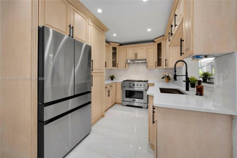 Купить виллу или дом в Саут-Майами, Флорида 4 спальни, 265.61м2, № 2049709 - фото 13