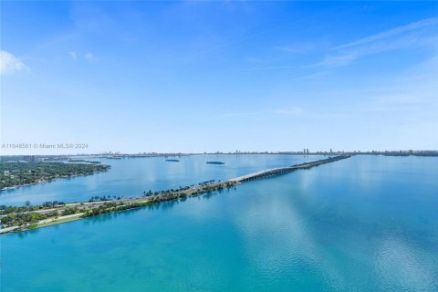 Condominio en venta en Miami, Florida, 3 dormitorios, 141.77 m2 № 1811236 - foto 17