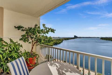 Condominio en venta en Sunny Isles Beach, Florida, 1 dormitorio, 70.79 m2 № 2038680 - foto 3