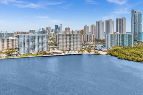 Condominio en venta en Sunny Isles Beach, Florida, 1 dormitorio, 70.79 m2 № 2038680 - foto 28