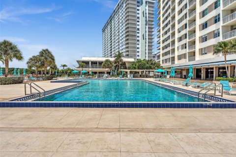 Condominio en venta en Sunny Isles Beach, Florida, 1 dormitorio, 70.79 m2 № 2038680 - foto 19