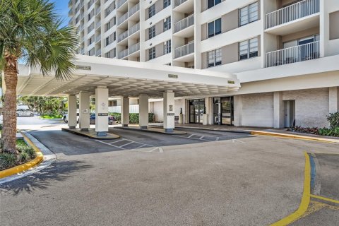 Condominio en venta en Sunny Isles Beach, Florida, 1 dormitorio, 70.79 m2 № 2038680 - foto 11