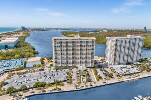 Condominio en venta en Sunny Isles Beach, Florida, 1 dormitorio, 70.79 m2 № 2038680 - foto 23