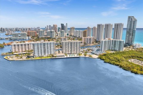 Condominio en venta en Sunny Isles Beach, Florida, 1 dormitorio, 70.79 m2 № 2038680 - foto 26