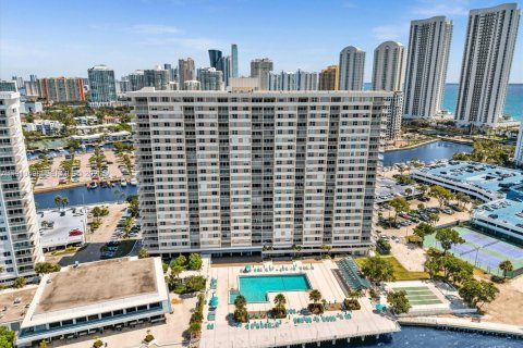 Condominio en venta en Sunny Isles Beach, Florida, 1 dormitorio, 70.79 m2 № 2038680 - foto 25
