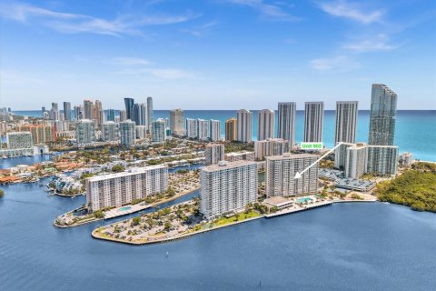 Condominio en venta en Sunny Isles Beach, Florida, 1 dormitorio, 70.79 m2 № 2038680 - foto 2