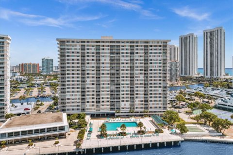 Condominio en venta en Sunny Isles Beach, Florida, 1 dormitorio, 70.79 m2 № 2038680 - foto 29