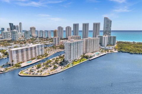 Condominio en venta en Sunny Isles Beach, Florida, 1 dormitorio, 70.79 m2 № 2038680 - foto 30