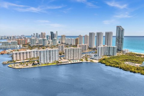 Condominio en venta en Sunny Isles Beach, Florida, 1 dormitorio, 70.79 m2 № 2038680 - foto 27