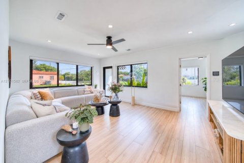 Villa ou maison à vendre à Miami, Floride: 3 chambres, 144.56 m2 № 2414305 - photo 2