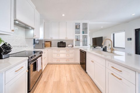 Villa ou maison à vendre à Miami, Floride: 3 chambres, 144.56 m2 № 2414305 - photo 14