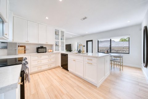 Villa ou maison à vendre à Miami, Floride: 3 chambres, 144.56 m2 № 2414305 - photo 5