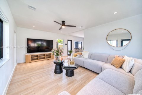 Villa ou maison à vendre à Miami, Floride: 3 chambres, 144.56 m2 № 2414305 - photo 3