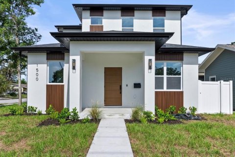 House in Saint Petersburg, Florida 4 bedrooms, 216.83 sq.m. № 1793588 - photo 1