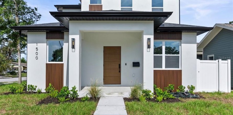 House in Saint Petersburg, Florida 4 bedrooms, 216.83 sq.m. № 1793588
