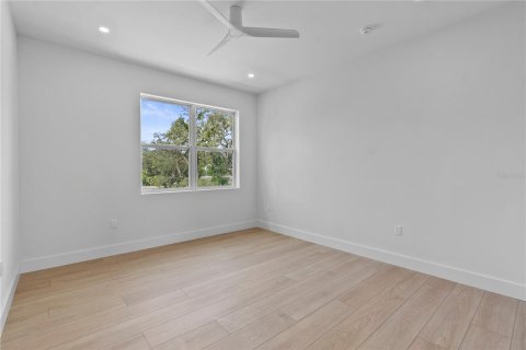 House in Saint Petersburg, Florida 4 bedrooms, 216.83 sq.m. № 1793588 - photo 27