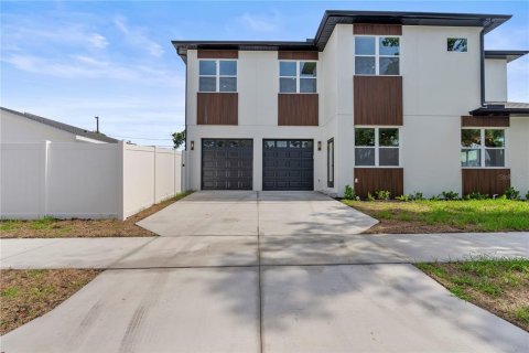 House in Saint Petersburg, Florida 4 bedrooms, 216.83 sq.m. № 1793588 - photo 2