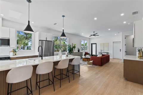 House in Saint Petersburg, Florida 4 bedrooms, 216.83 sq.m. № 1793588 - photo 6
