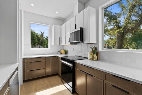 House in Saint Petersburg, Florida 4 bedrooms, 216.83 sq.m. № 1793588 - photo 9