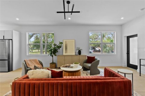 House in Saint Petersburg, Florida 4 bedrooms, 216.83 sq.m. № 1793588 - photo 14