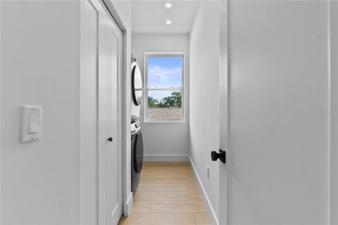 House in Saint Petersburg, Florida 4 bedrooms, 216.83 sq.m. № 1793588 - photo 29