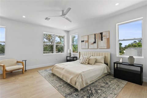 House in Saint Petersburg, Florida 4 bedrooms, 216.83 sq.m. № 1793588 - photo 17