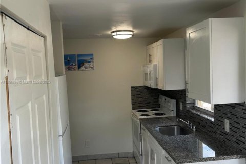 Casa en alquiler en Fort Lauderdale, Florida, 2 dormitorios, 128.58 m2 № 1958670 - foto 2