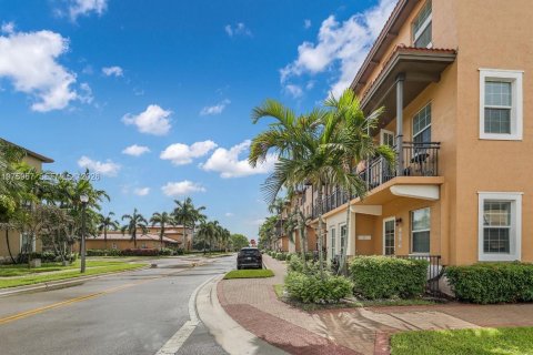 Townhouse in Pembroke Pines, Florida 3 bedrooms, 168.8 sq.m. № 2042185 - photo 14