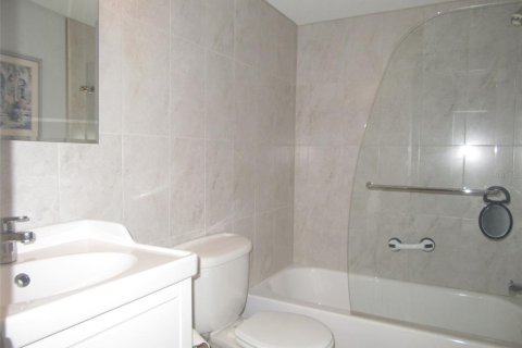 Condominio en venta en Port Charlotte, Florida, 1 dormitorio, 62.43 m2 № 1723662 - foto 24
