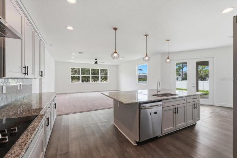 House in Sebring, Florida 4 bedrooms, 268.02 sq.m. № 2258830 - photo 16