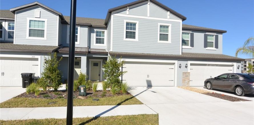 Townhouse in Lutz, Florida 3 bedrooms, 215.44 sq.m. № 2394365