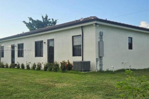 Propiedad comercial en alquiler en Homestead, Florida, 2 dormitorios, 357.49 m2 № 1938688 - foto 1
