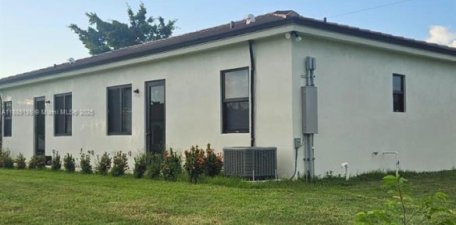 Propiedad comercial en Homestead, Florida 2 dormitorios, 357.49 m2 № 1938688
