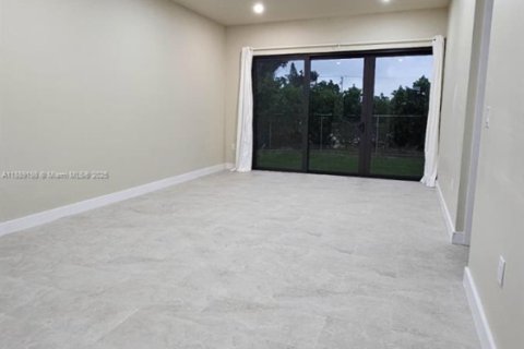 Propiedad comercial en alquiler en Homestead, Florida, 2 dormitorios, 357.49 m2 № 1938688 - foto 7