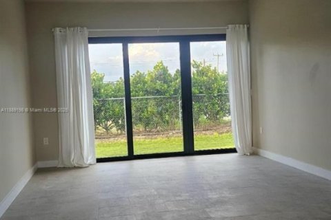 Propiedad comercial en alquiler en Homestead, Florida, 2 dormitorios, 357.49 m2 № 1938688 - foto 9