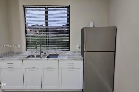 Propiedad comercial en alquiler en Homestead, Florida, 2 dormitorios, 357.49 m2 № 1938688 - foto 2