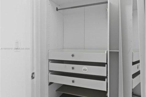 Condo in Miami, Florida, 3 bedrooms  № 2052910 - photo 28